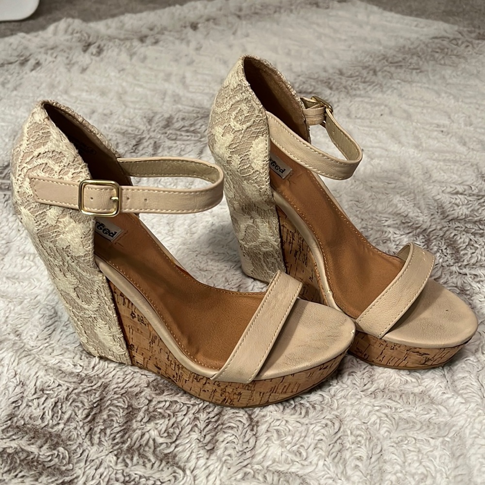 Lace detailed Cream colored wedges